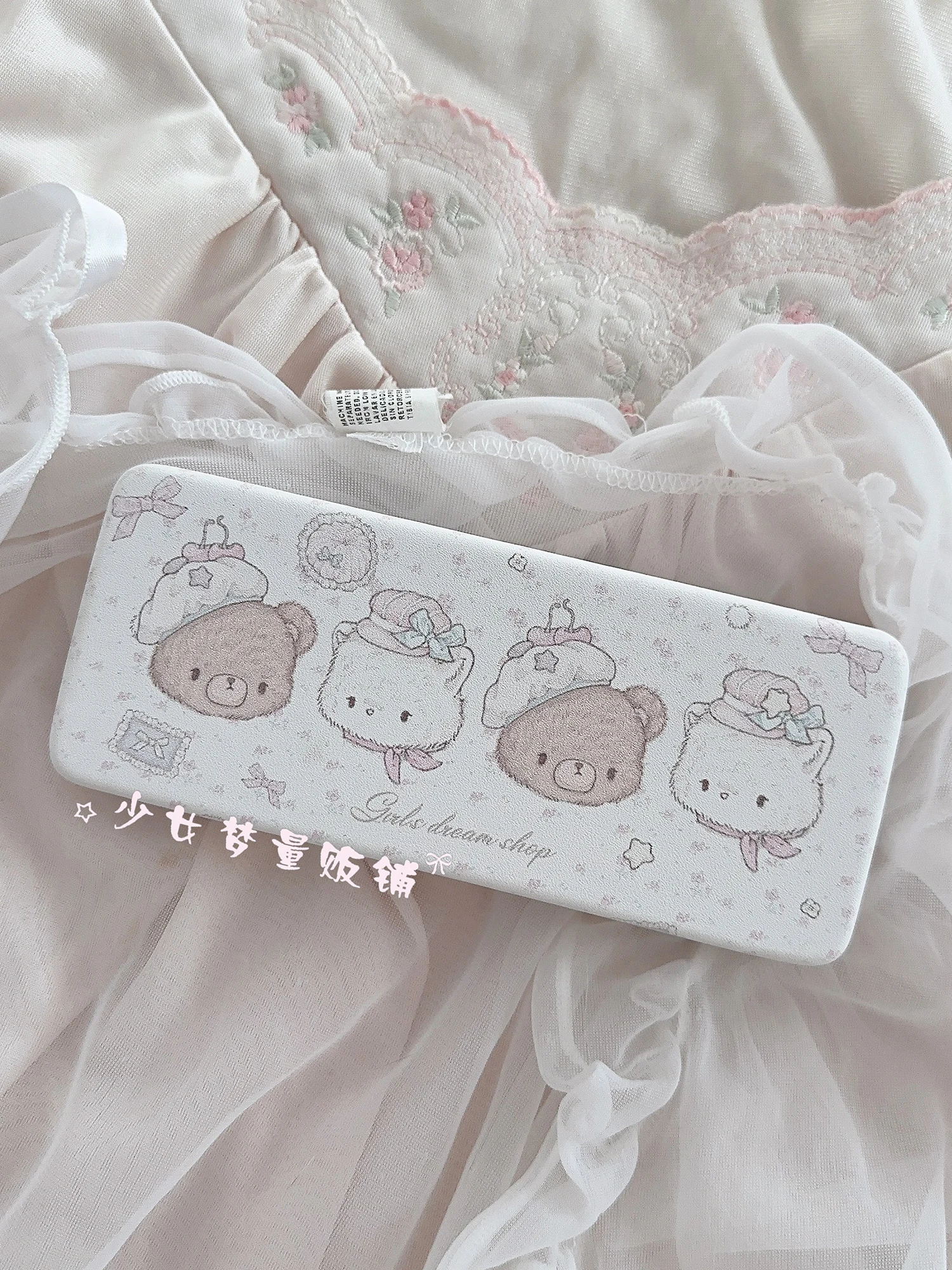 

Pink Eyeglass Case Rounded Corner Protective Glasses Organizer for Students Cute and Anti-drop Design for Girls
