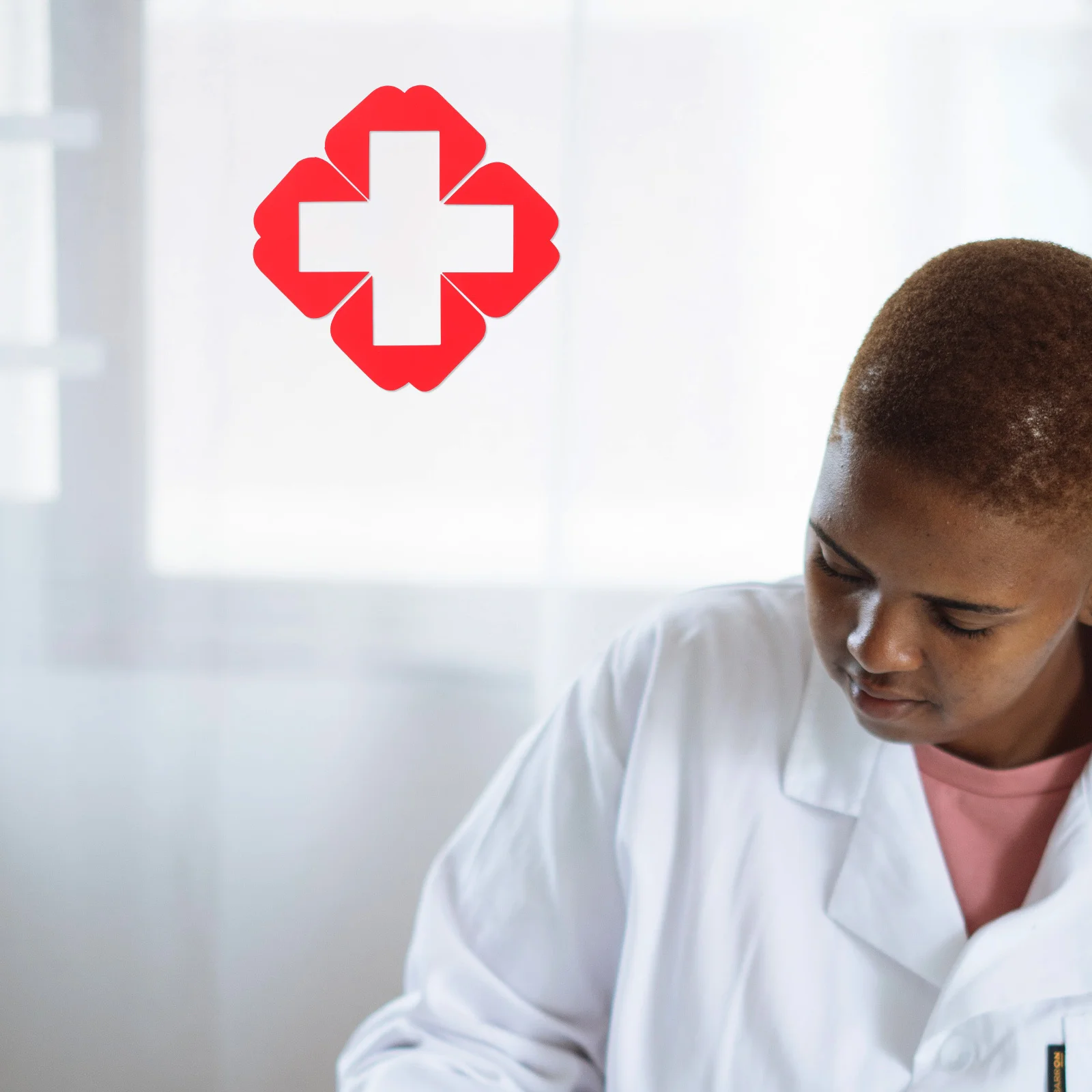 ملصق لافتات السلامة بشعار طبي في حالات الطوارئ، ملصق بلاستيكي للإسعافات الأولية، ملصق أمان لعيادة المستشفى ذاتية اللصق