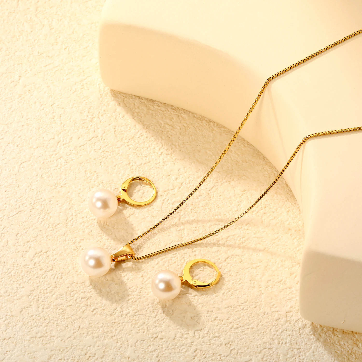 Modisches Perlenanhänger-Luxus-Set mit Halskette und Ohrringen, vergoldeter Edelstahl, hochwertiger Partyschmuck für Frauen