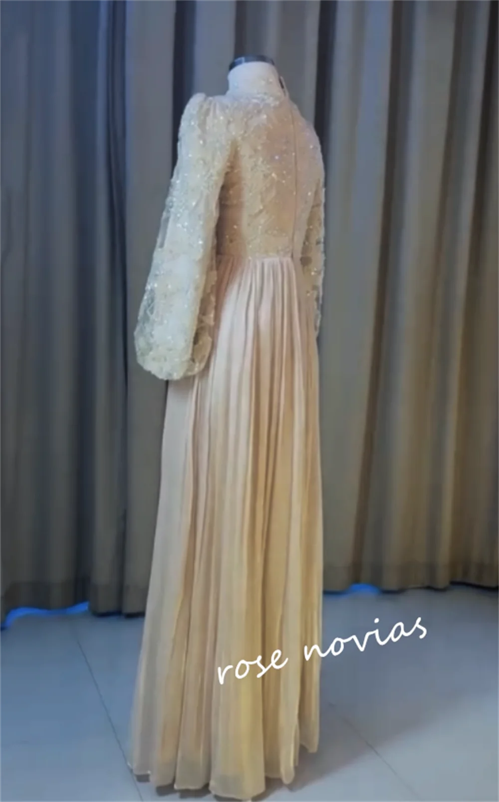 Perline con paillettes in chiffon personalizzato Colletto alto Abiti lunghi a trapezio Abito da sera per occasioni su misura Squisito glitter formale
