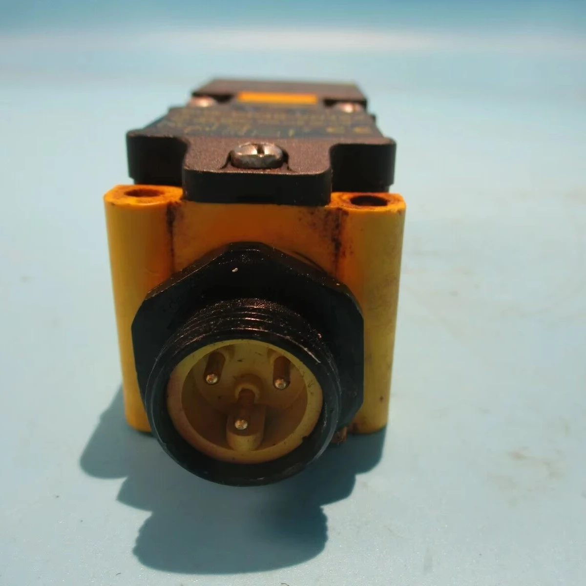 

BI15-CP40-VN4X2 High Precision Proximity Sensor 15mm Detection Range IP67 Protection for Industrial Automation