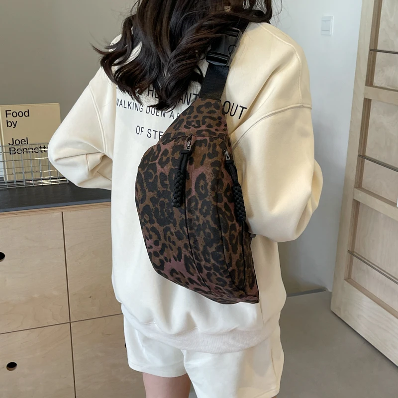 Tiptoegirls Vintage Leopard Pattern Woman Chest Bag Fashion Sports Pack Fabric Messenger Bag Retro College Style Shoulder Bag