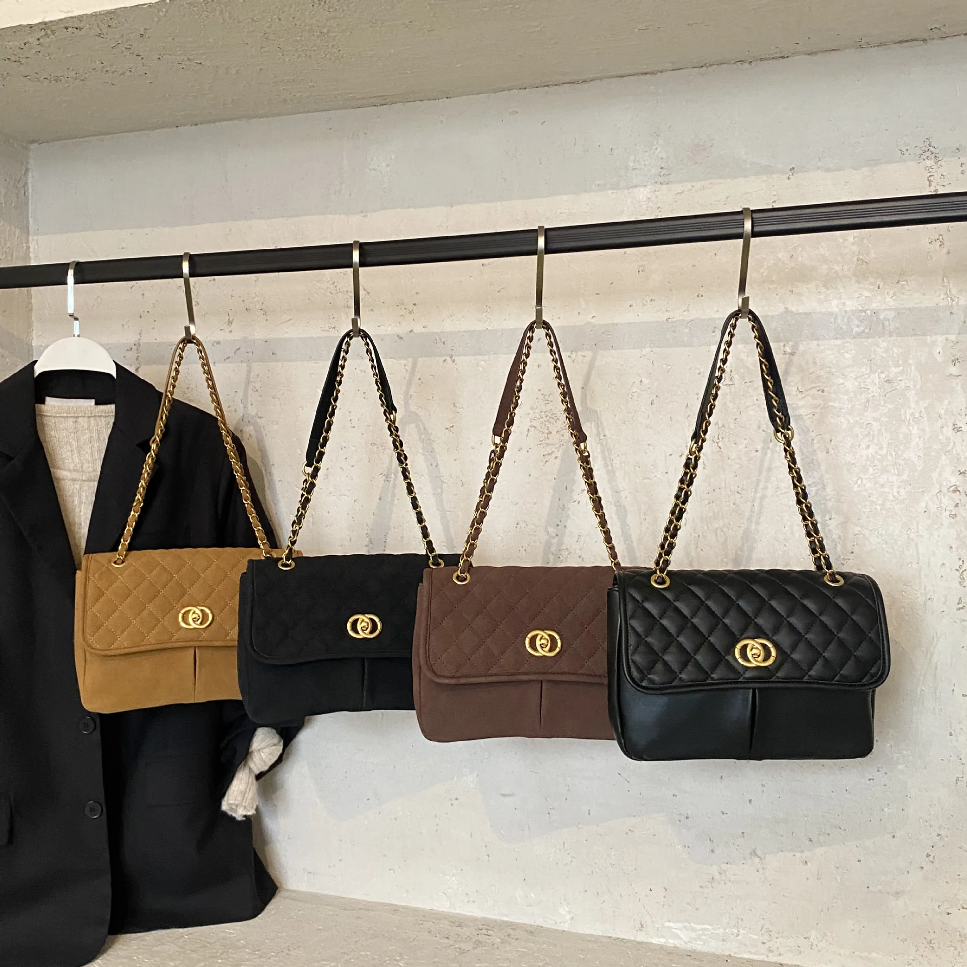 

2025 Quilted Chain Shoulder Bag, Luxe Square Purse for Women, Chic Underarm Crossbody, Minimalist Day to Night Tote, Textured