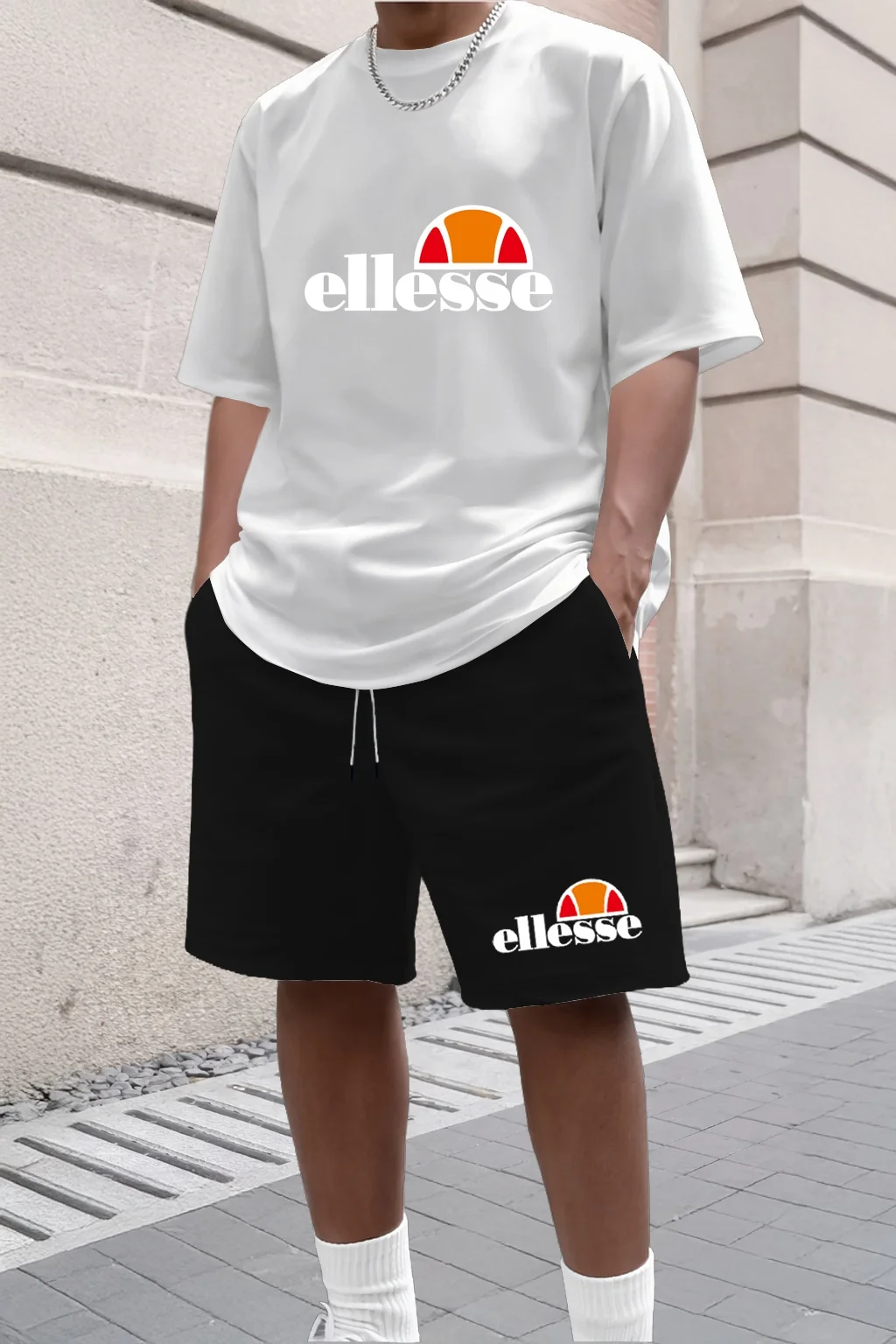 Nieuwe casual en modieuze outdoor kleding voor heren voor de zomer van 2026, met een eenvoudige stijl.