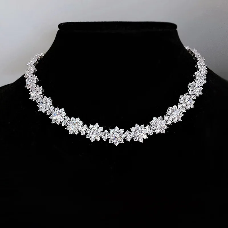 

A beautifully crafted and fashionable pure silver D-color full moissanite round-cut sunflower necklace, suitable as a gift for M