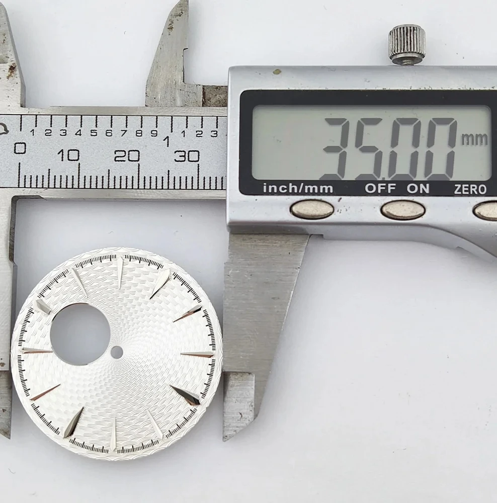 หน้าปัดนาฬิกา NH38 35มม. เหมาะสำหรับนาฬิกาอุปกรณ์เสริมสำหรับการเคลื่อนไหวของ NH38ไม่มีหน้าปัดเรืองแสงโลโก้ที่กำหนดเอง