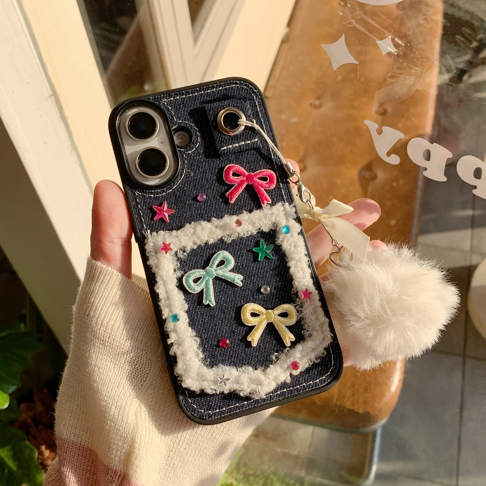 

Джинсовый чехол для телефона с плюшевым краем и милым бантом и карманом для iPhone 16, 15, 14 Pro Max 13 Pro, джинсовый тканевый чехол-кошелек с отделением для карт и видом