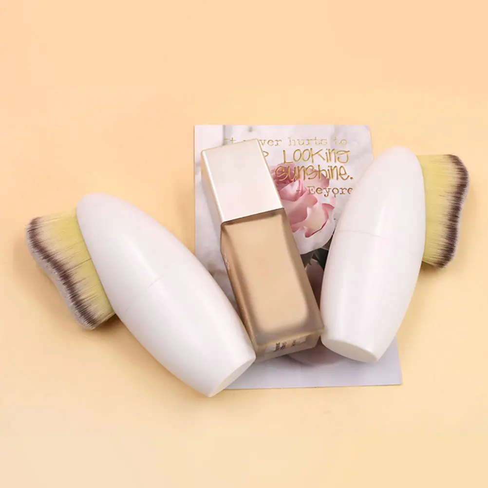 

Набор из 2 кистей для макияжа: для рассыпчатой пудры, тонального крема, консилера, теней и румян. Профессиональные аппликаторы из высококачественного волокна.