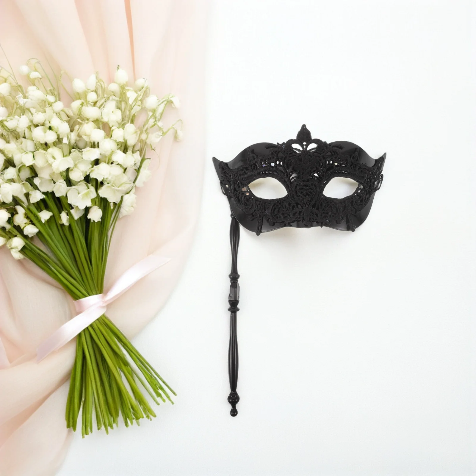 قناع تنكر نصف وجه بتصميم أنيق من الدانتيل مع مقبض لحفلات الهالوين وأداء مسرح الكرنفال باللون الأسود