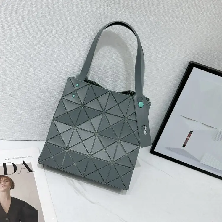 حقيبة كلاتش أنيقة راقية من الجلد الصغير للسهرة للنساء بلون سادة ومصممة وعصرية وفريدة من نوعها #3