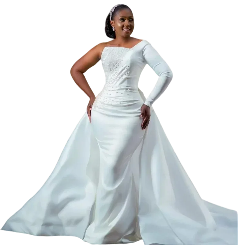 Maßgeschneiderte, erstaunliche lange afrikanische Brautkleider aus Satin mit einer Schulter, abnehmbarer Schleppe, handgefertigte Perlen, schwarze Damen-Brautkleider