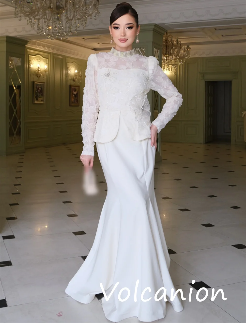 ที่กําหนดเองคลาสสิกประณีตเจอร์ซีย์ประดับด้วยเลื่อมจีบทรัมเป็ตคอสูงชุดยาว Bespoke โอกาสสบายๆ