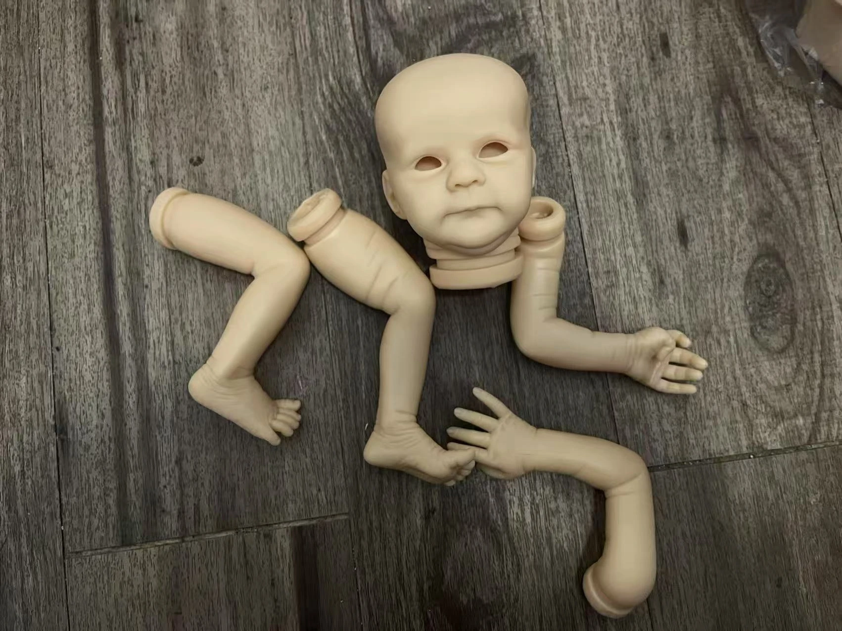 NPK 18-Zoll-Reborn-Puppenbausatz Ayla DIY unvollendete unbemalte Neugeborene Größe mit Stoffkörper für Sammler und Bastler