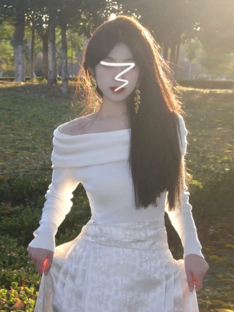 Biały sweter damski z jednym ramieniem, dzianinowy, dopasowany krój, warstwa bazowa, słodki styl, długi rękaw, mieszanka poliestru.