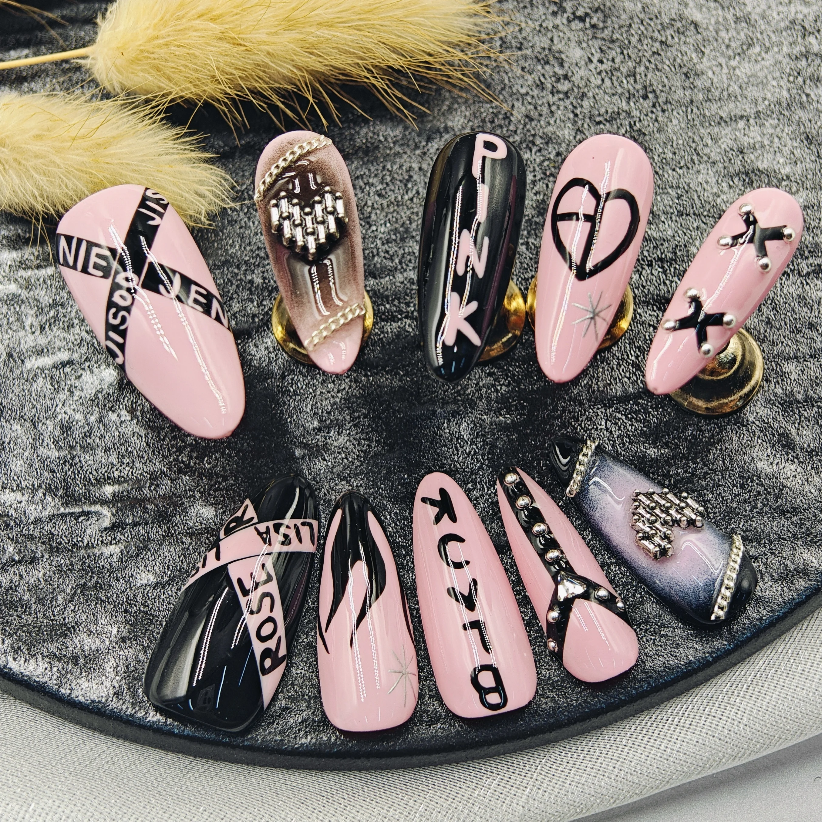 

10 шт. накладных ногтей ручной работы из акрила в стиле панк/К-поп, черные и розовые, с 3D-цепочками и заклепками, с буквенным принтом