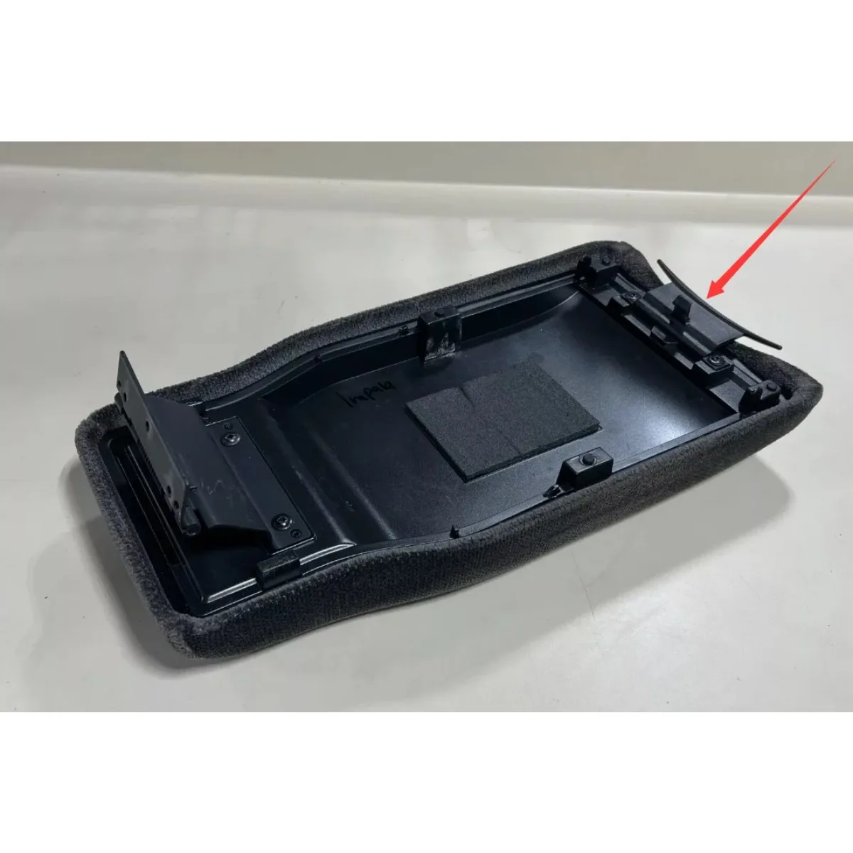 1Set Car Front Center Console Lid Latches Armrest Lid Latches Cover Door Lock Sub-Assy 19124205 19123381 For chevy impala 06-13
