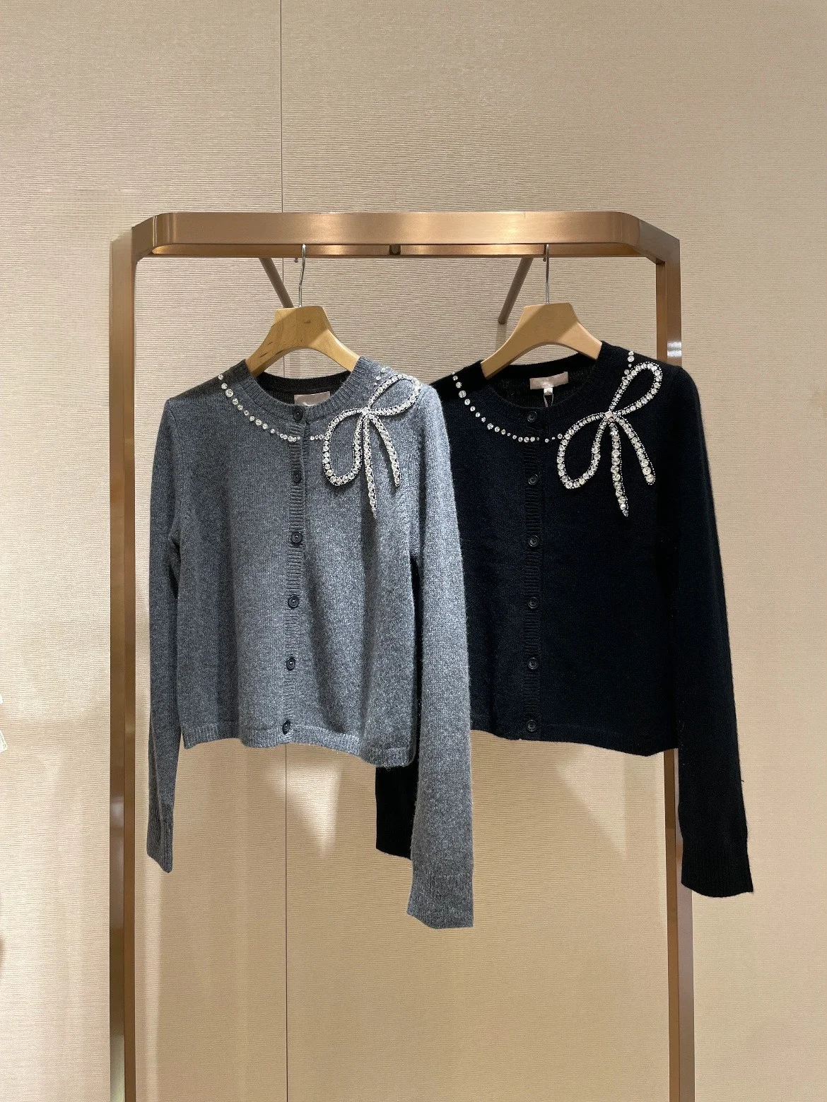 

Heavy-Weight Cashmere Knit Sweater with Bow And Water Diamond Design in Two Colors for Women Commute Style Long Sleeve