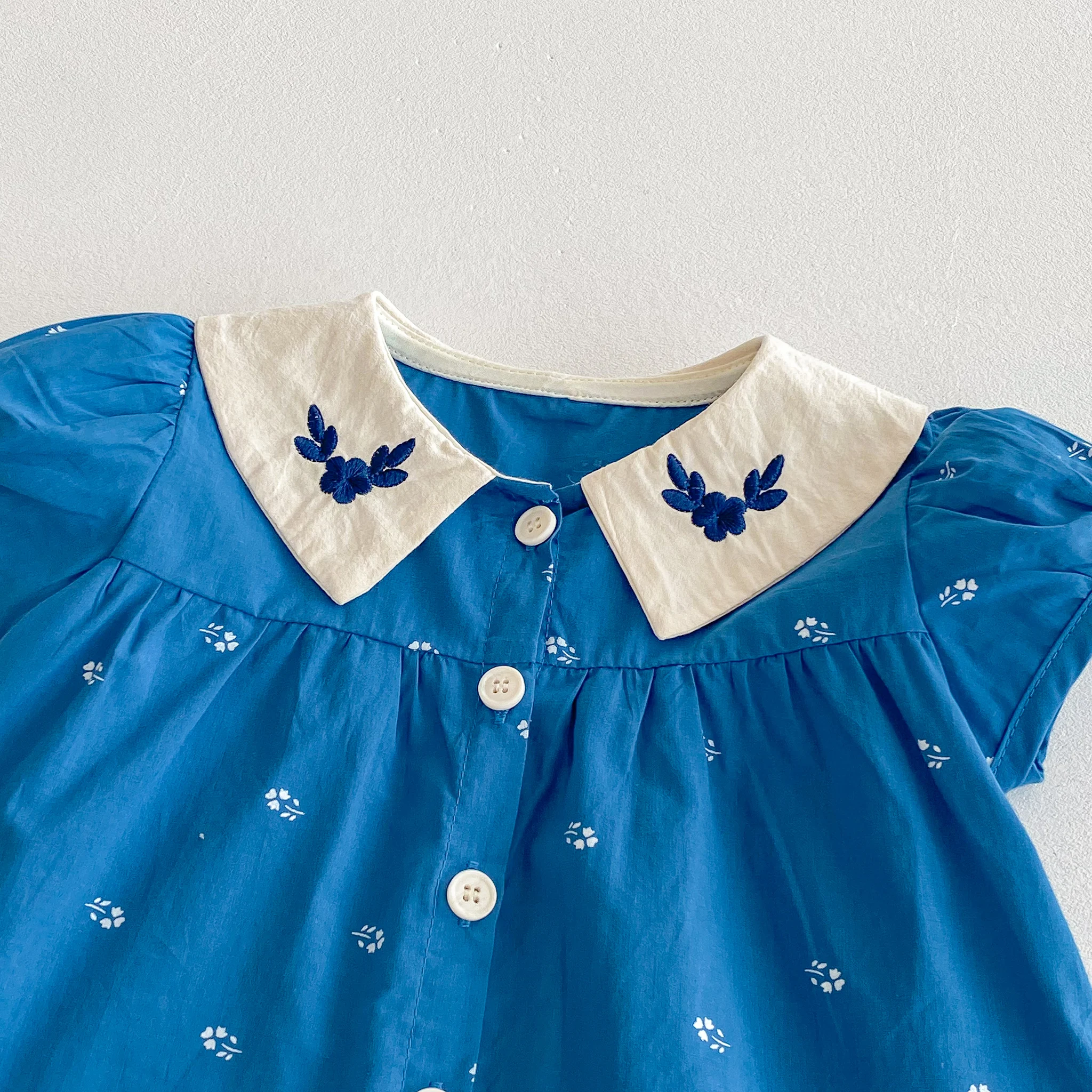 Sommer-Set für Babys mit Blumenstickerei, Rüschenkragen und kurzen Ärmeln, Retro-Set aus Oberteil und Shorts – Detail 4
