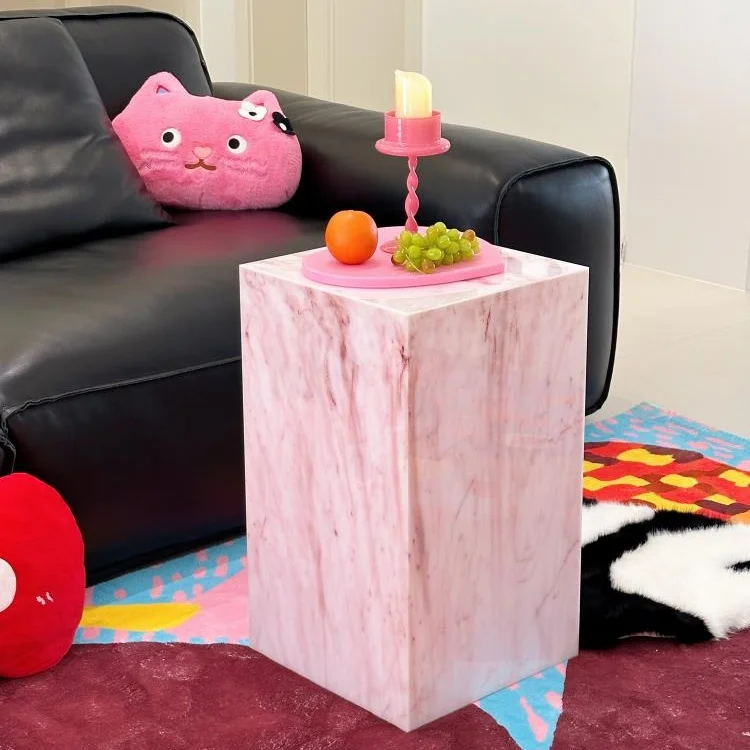 

Французский мраморный край, несколько высококачественных акриловых углов, несколько небольших журнальных столиков со знаменитостями в Интернете