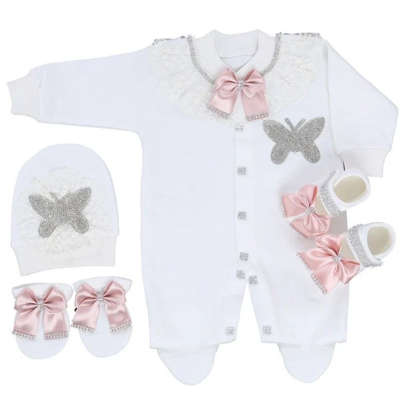 

Комплект из 4 предметов: комбинезон на ножках для малышей 0-9 месяцев, полностью белый, с розовым атласным бантом, серебряными стразами, кружевным воротником-бабочкой, длинными рукавами, в стиле принцессы