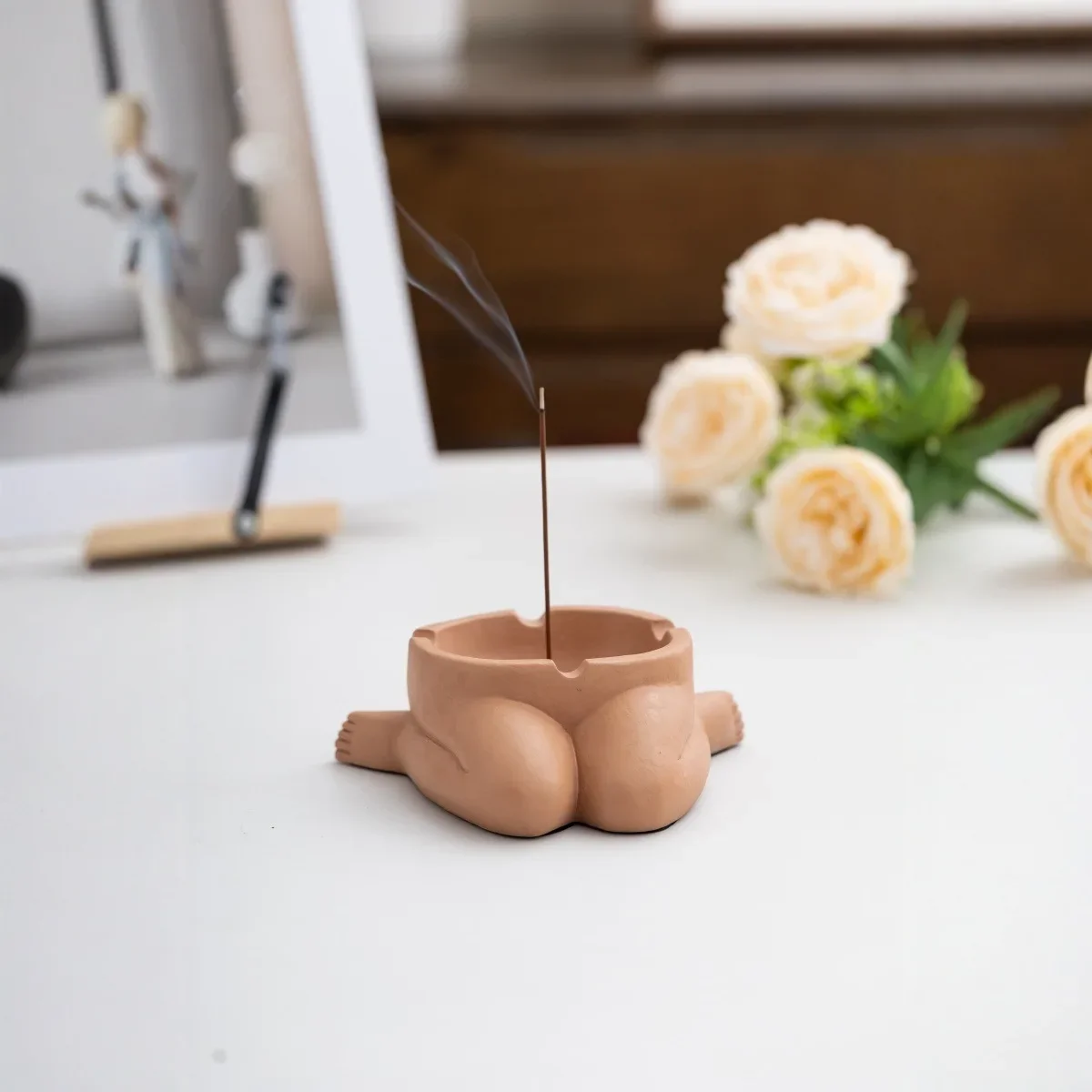 Creative and Cute Human Ashtray Aromatherapy Base Incense Stick Tray Cigar Ashtray Abstract Nude Statue Home Accessories