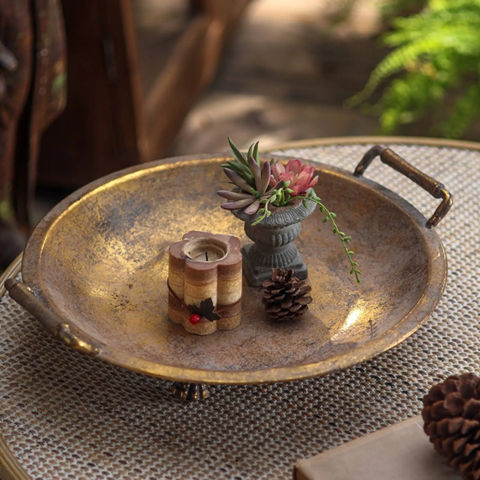 plateau-rond-en-fer-dore-vieilli-esthetique-industrielle-decoration-interieure-aspect-rustique-decoration-de-la-maison-impermeable