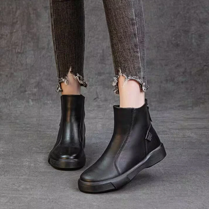 

Женские ботинки в стиле ретро, новинка 2024, универсальные бархатные осенне-зимние модные женские кожаные короткие ботинки на плоской подошве с мягкой подошвой