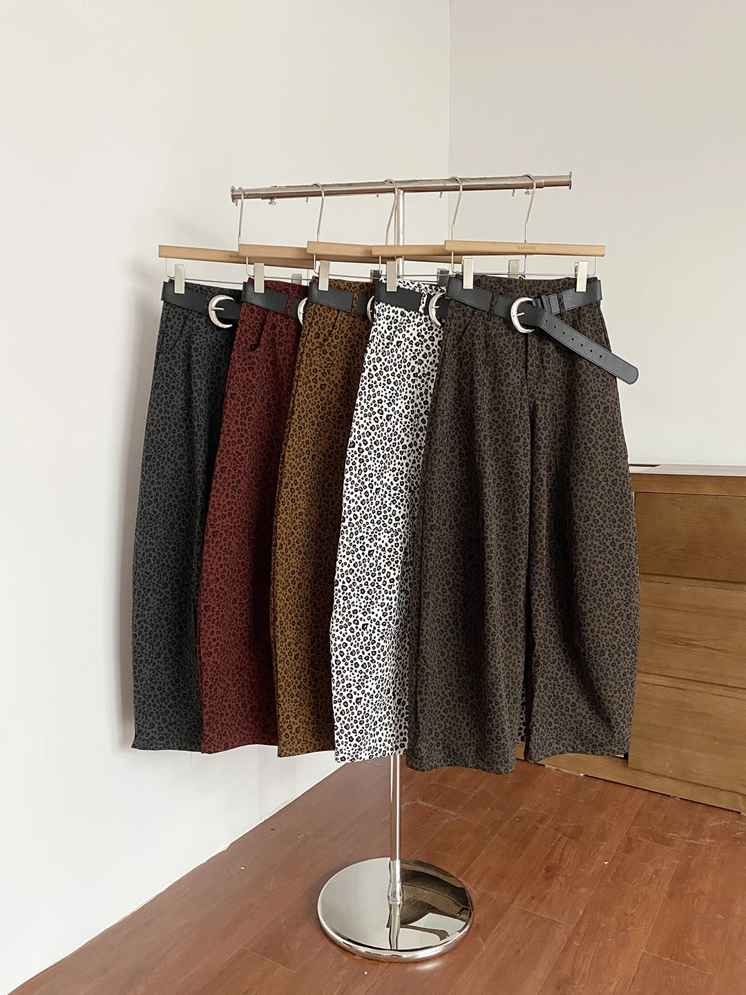 

Брюки женские с высокой талией, свободного кроя, в американском ретро-стиле, с леопардовым принтом, повседневные, с поясом, весна 2026, модель Knife, для работы и повседневной носки