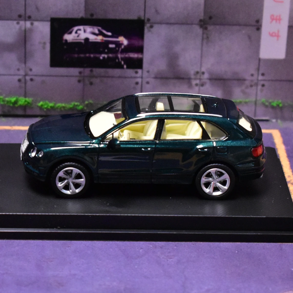 

Коллекционная модель автомобиля LF 1:64 Display Bentayga SUV из литого металла