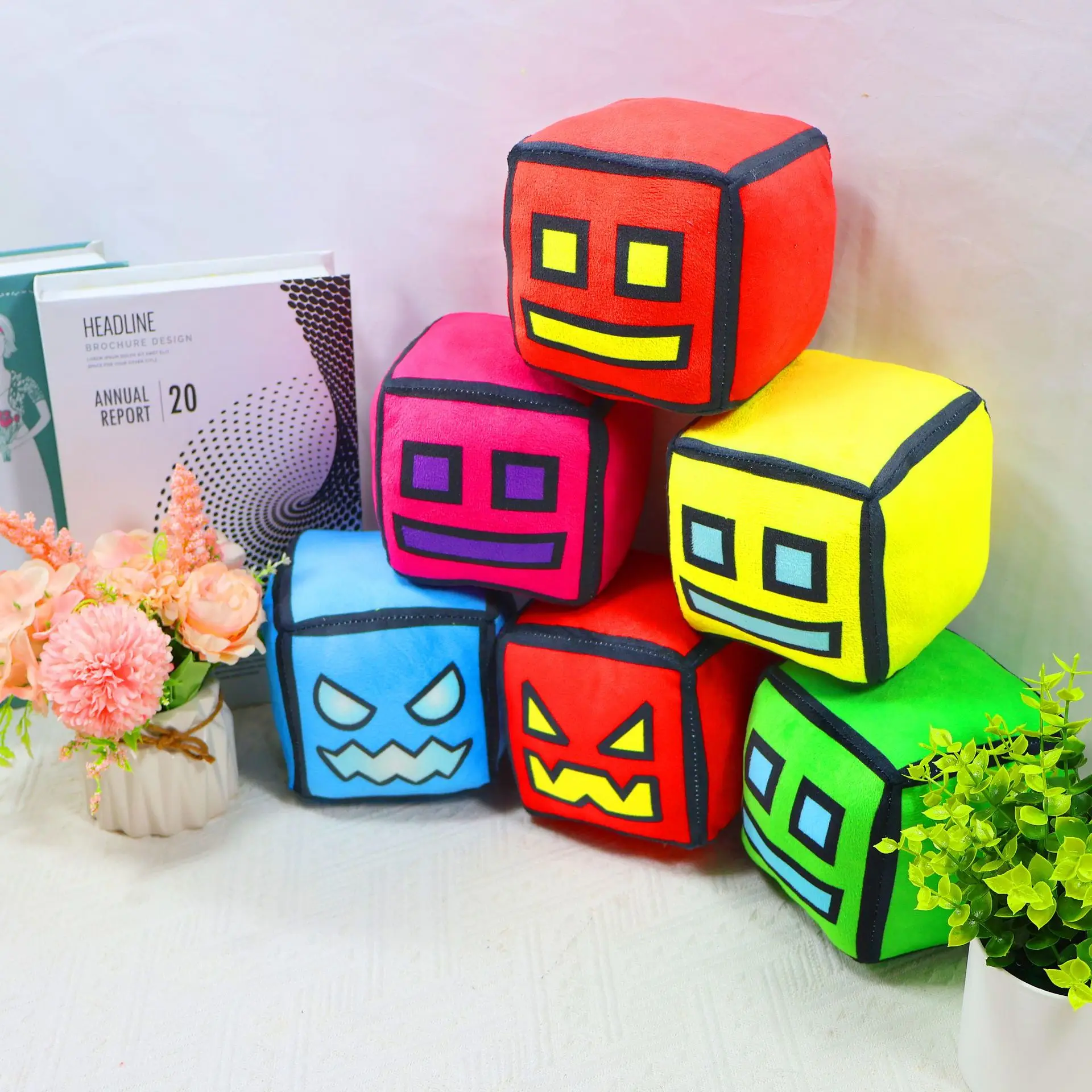 2026 Geometry Dash Cube Peluches, Almohada Pequeña, Muñeco de Peluche, Colgante Cuadrado, Decoración Adorable para el Hogar, Regalo de Cumpleaños para Niños