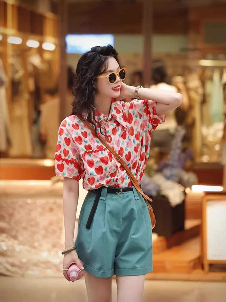 قميص شيفون مطبوع عليه زهور بتصميم هونغ كونغ ريترو، ملابس نسائية صيف 2025 تصميم جديد بأكمام قصيرة، قميص كوري فضفاض بأزرار