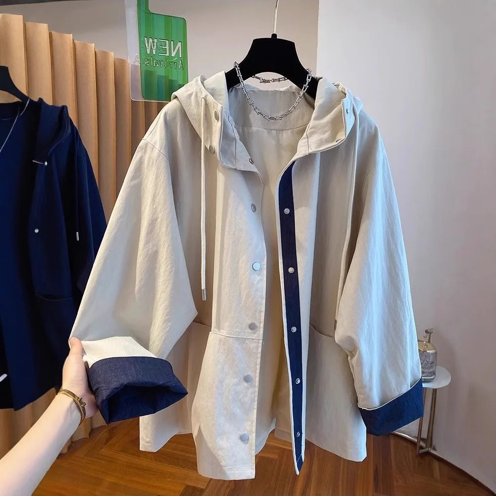 Fashionable Color-Matching Hooded Windbreaker with Loose Fit, Versatile and High-End, Small-Scale, and Windproof Outerwear.