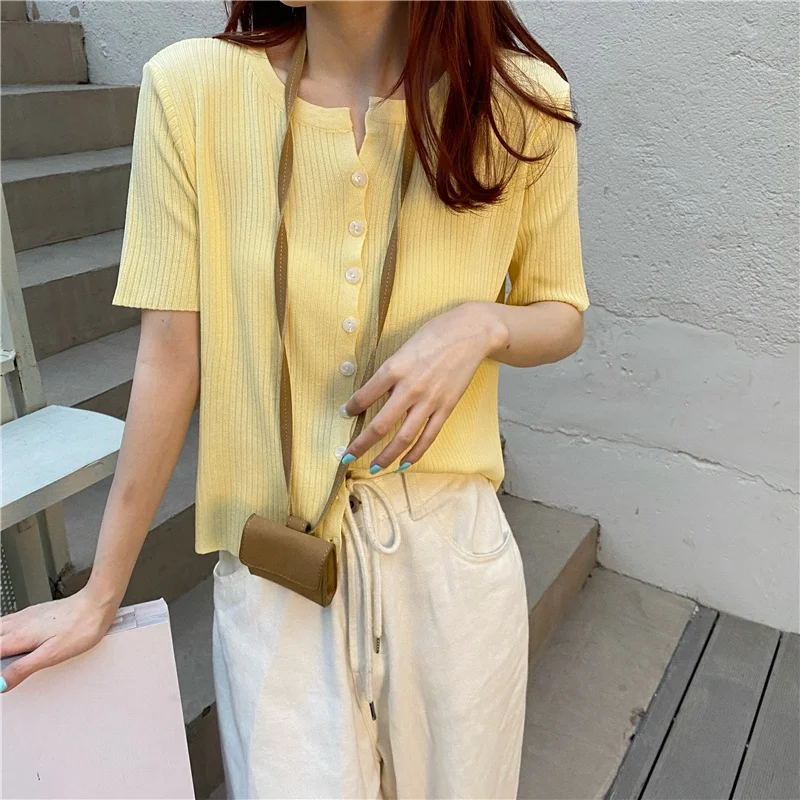 تيشيرت نسائي خفيف الوزن صيفي محبوك بأكمام قصيرة وياقة على شكل حرف V بتصميم حريري جليدي وأزرار، مناسب للارتداء الخارجي كسترة ك...