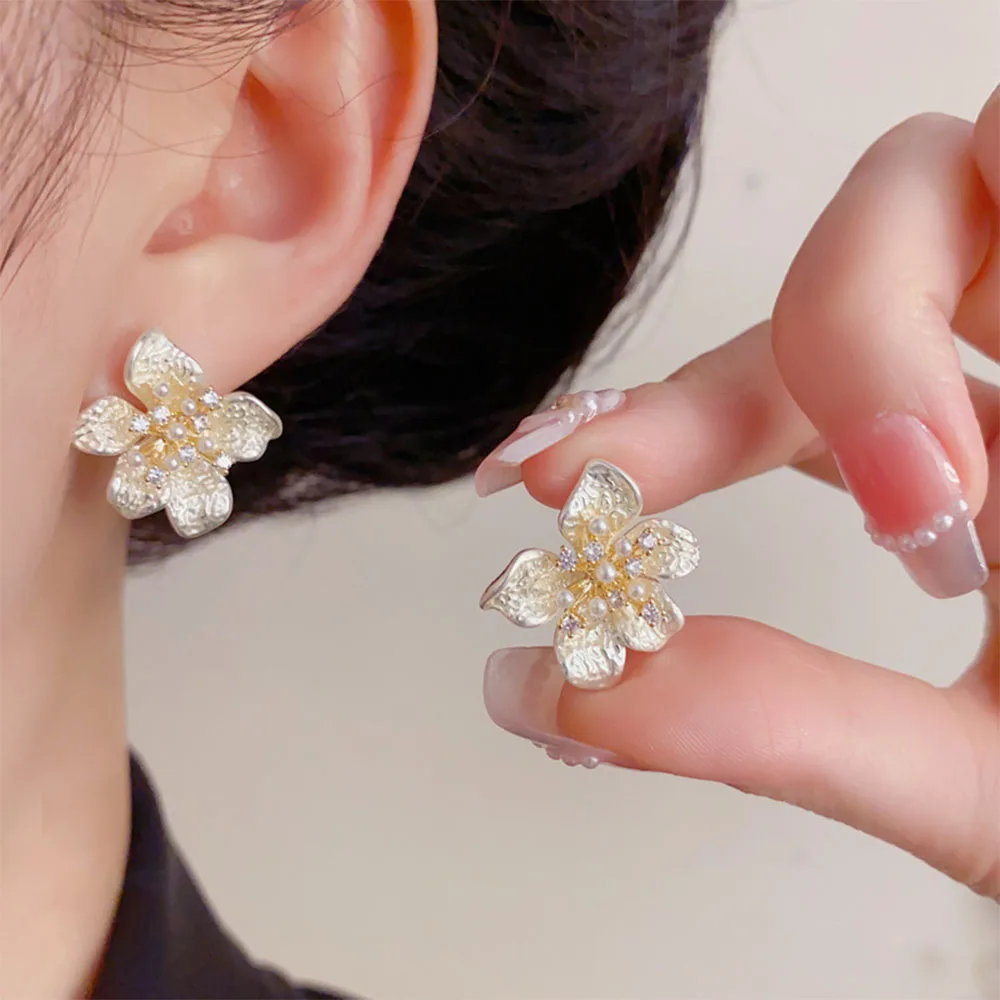 Korean Japanese Fashion Sweet Versatile Zircon Flower Stud Earrings For Women Elegantly Luxurious Fashion Jewelry Wholesale