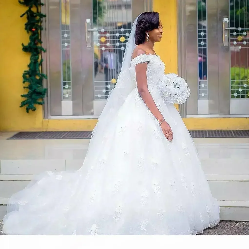 تخصيص الأفريقي حجم كبير قبالة الكتف الدانتيل يزين سويب تراين فستان الزفاف سستة تول مخصص ثوب الزفاف