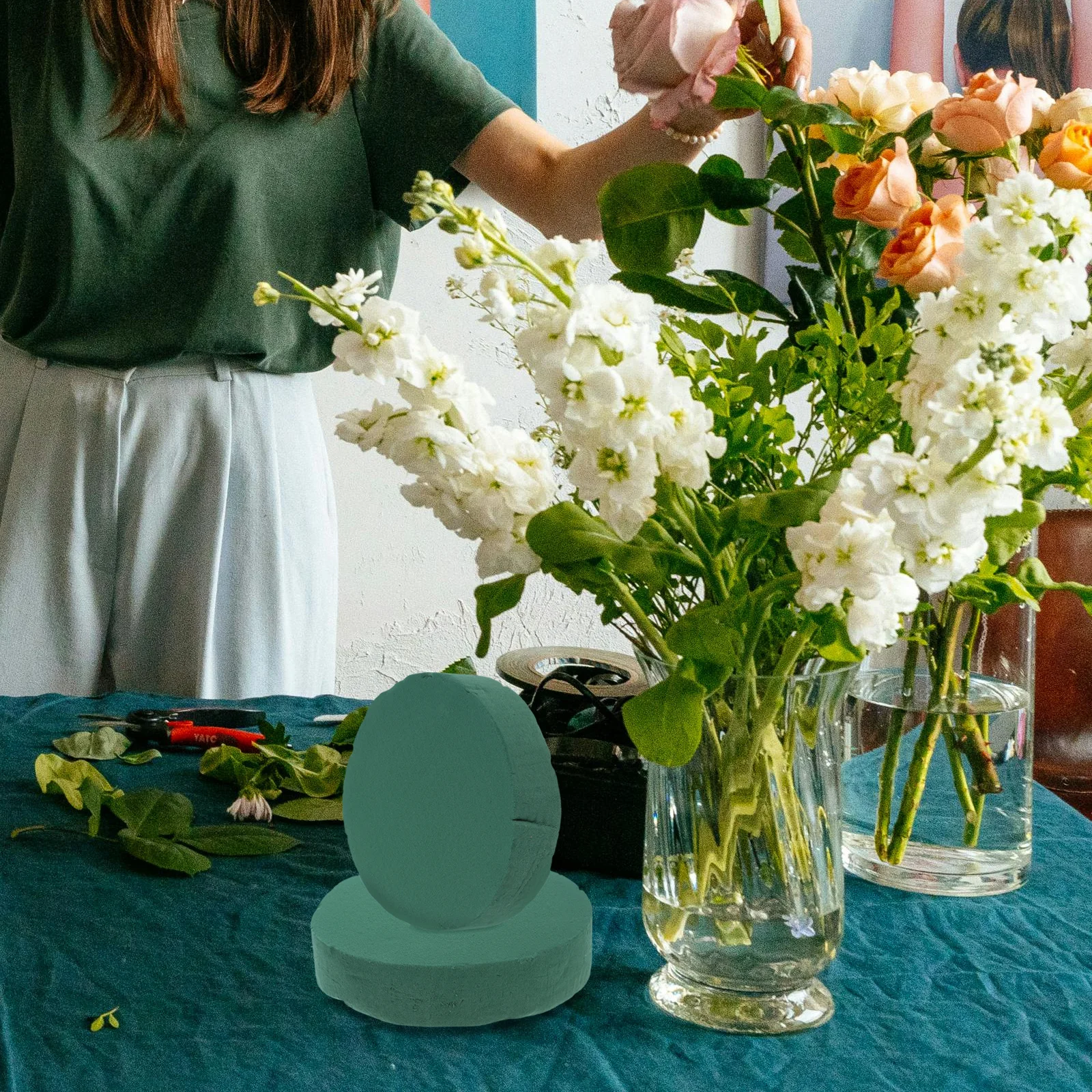 

2Pcs Round Floral Foam Blocks Stable Wet Foam Brick for Wedding Flower Arrangements DIY Floral Supplies Flower Sponge Block