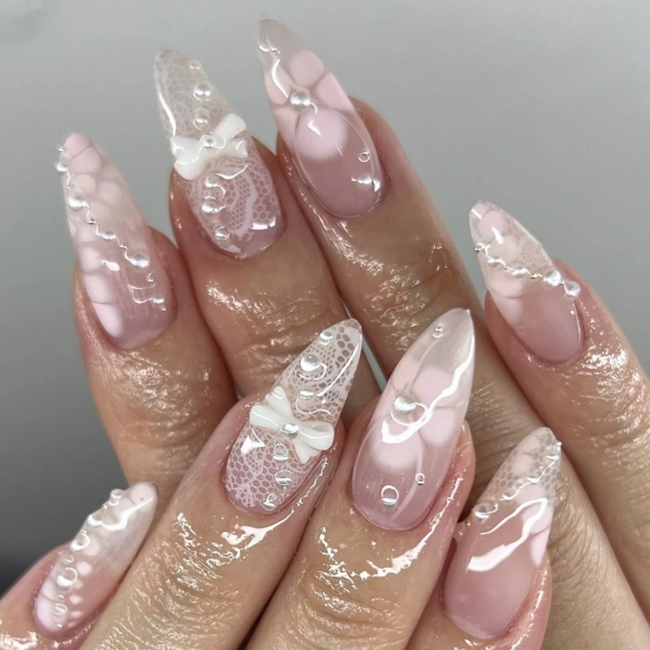 เล็บปลอมกดติดลายดอกไม้ 24 ชิ้น ประดับโบว์มุกสีขาว กลีบดอกไม้หวาน ลูกไม้ ลายเฟรนช์ อัลมอนด์ 3 มิติ