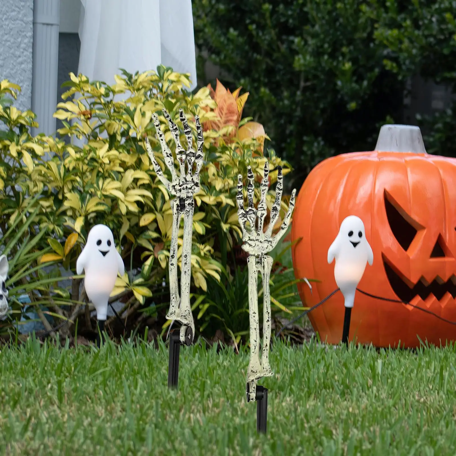 Spooky Halloween Decor Skull Skeleton Hand Stake Plastic Garden Figurine for Outdoor Landscape Lawn Party Holiday Yard Art