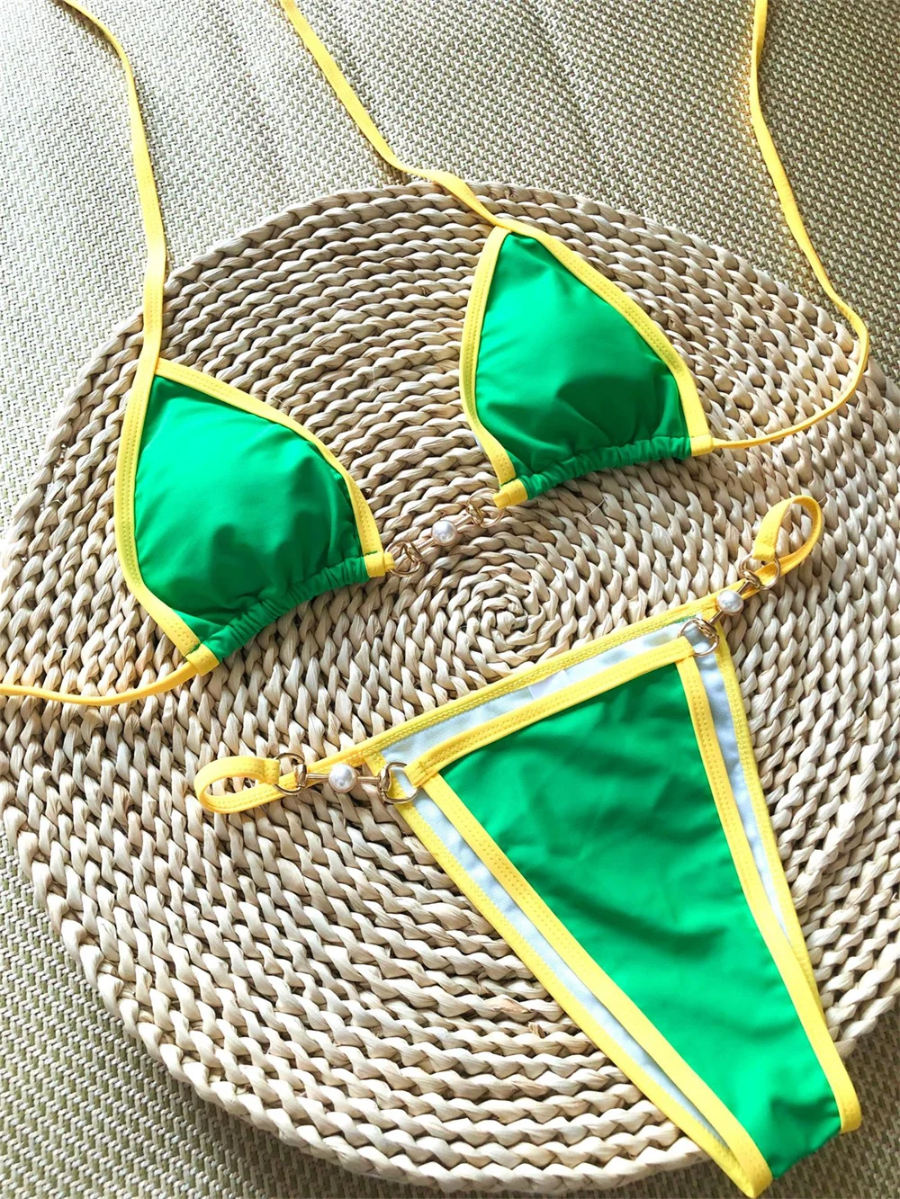 

Зеленый треугольный бикини, стринги с пряжкой из бисера, купальник с открытой спиной, пуш-ап, купальник с желтой каймой, женский пляжный наряд, купальные костюмы