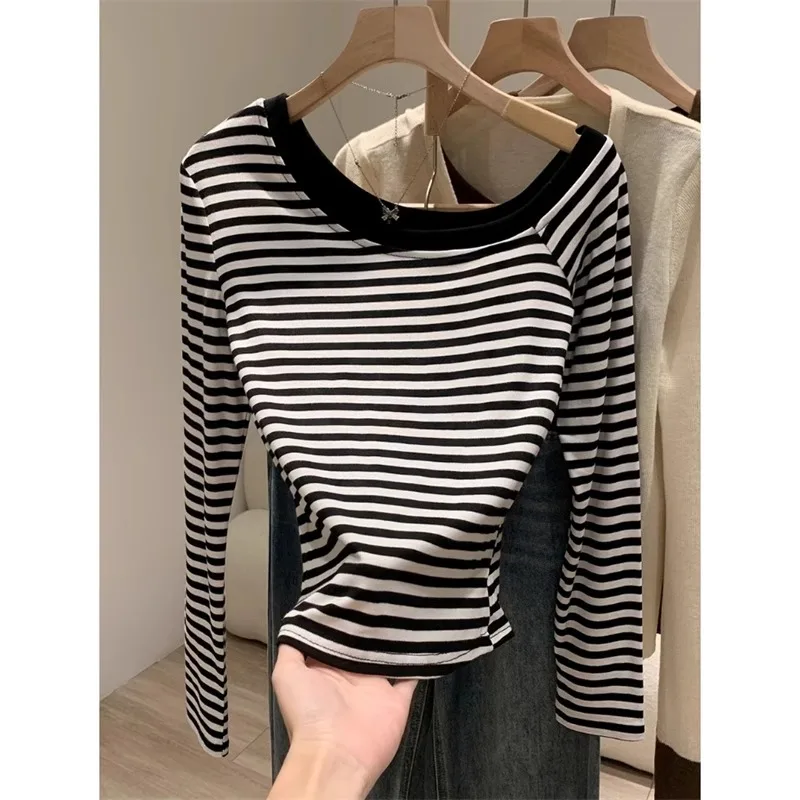

Полосатая футболка с открытыми плечами и длинными рукавами в корейском стиле, женская модная облегающая футболка для ранней осени, модный топ в стиле "сладкий и пикантный"