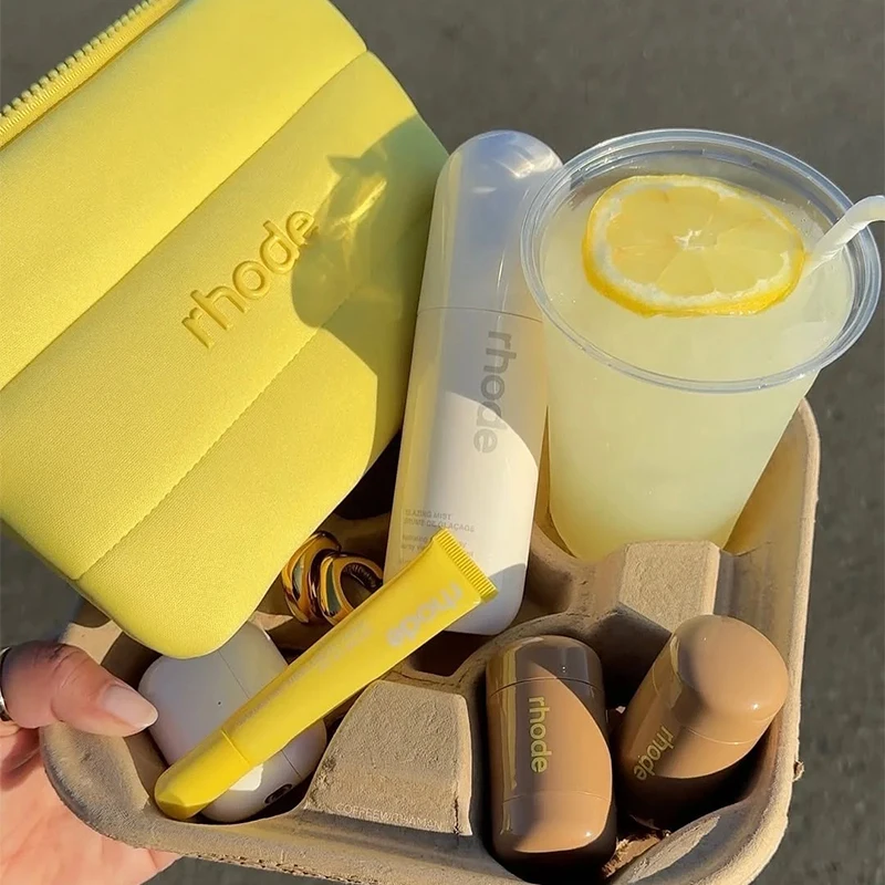 Wysokiej jakości, wielokolorowy błyszczyk do ust Rhode, o zapachu żelków, długotrwały, nawilżający i odżywczy, w miękkiej tubce.