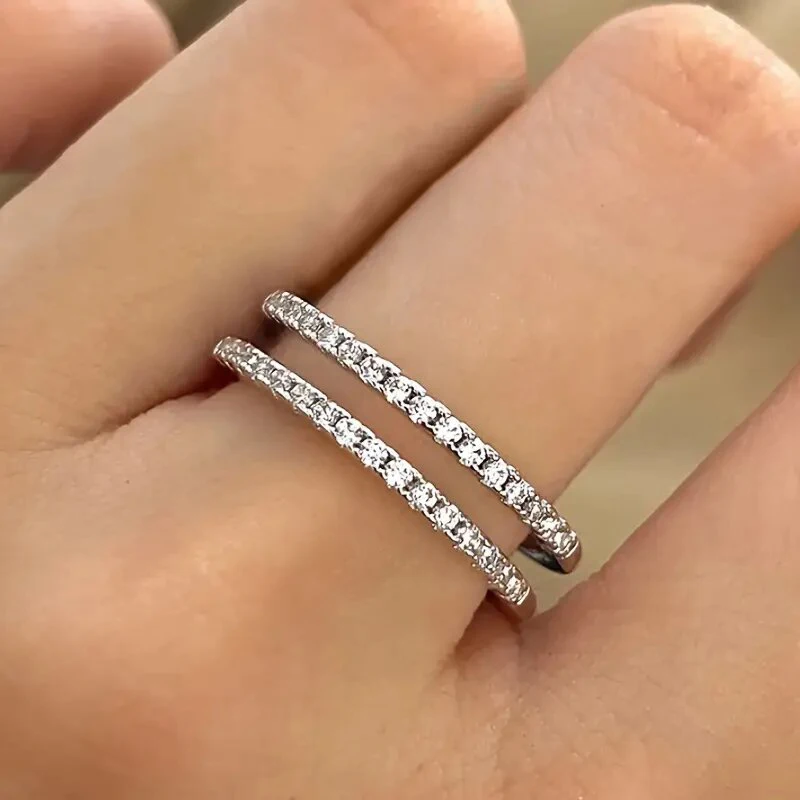 Huitan Modischer Ring im 2-lagigen Design für Damen, silberfarben, glänzender Zirkonia-Schmuck für den täglichen Gebrauch, vielseitiges Zubehör