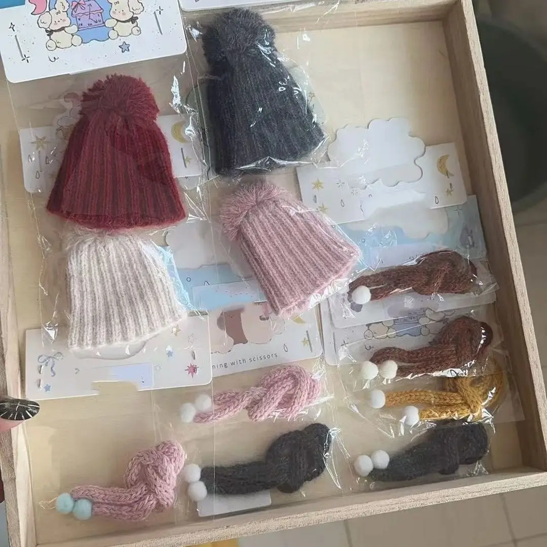 

Вязаные шапки и шарфы для куклы Кари 2026, для куклы Landazz Landoudou, обхват головы 16 см.