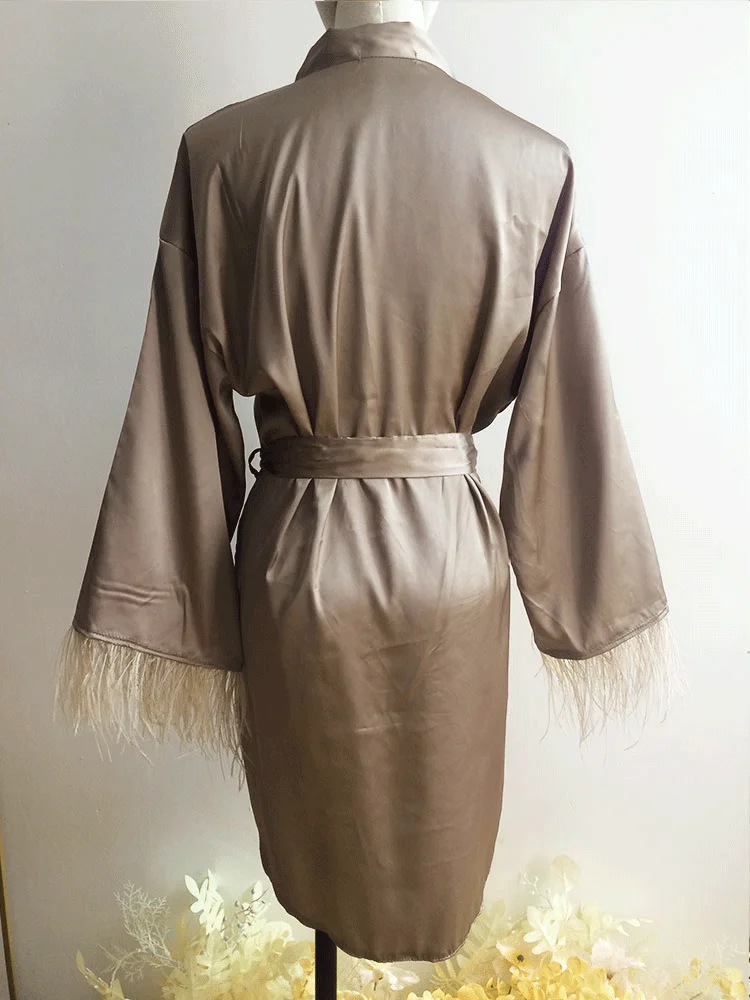 Bata corta de color café para dama de honor, Kimono sedoso con plumas, de manga larga, para novia
