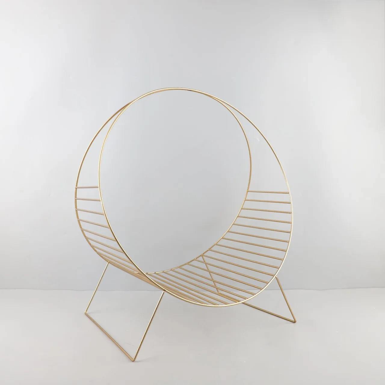 Modern simple geometric wrought iron magazine rack, newspaper rack, floor-to-ceiling display rack, decorative ornament, study ho