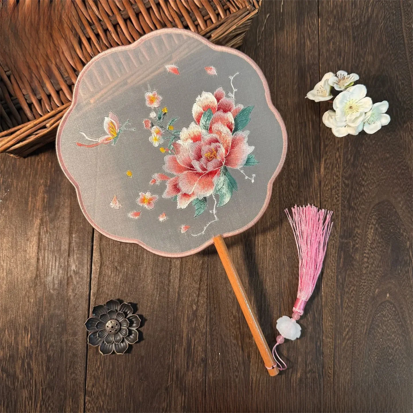Vintage Style Silk Round Fan Exquisite Flower Embroidery Paddle Traditional Chinese Art Craft Hanfu Dance Party Accessory