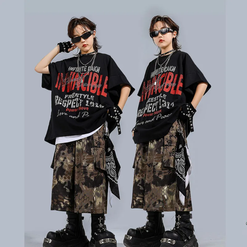 

Комплекты детской уличной одежды: футболка оверсайз в стиле хип-хоп с граффити, камуфляжные шорты, джинсы для стрит-дэнса и к-поп, одежда для джаза