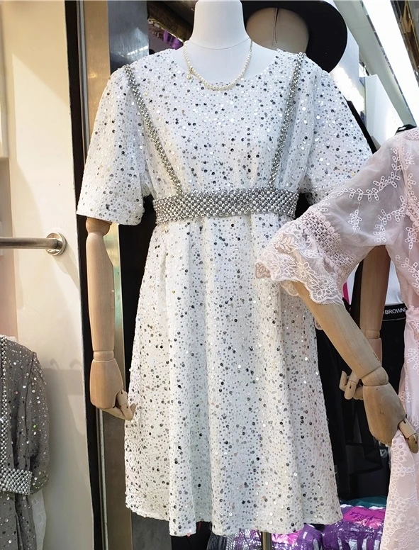 ชุดเดรสทรงเอไลน์แขนพองแต่งเลื่อมสไตล์ยุโรปเก๋ไก๋ไม่ซ้ำใคร เอวสูงทรงหลวม คอกลม ใส่สบายสำหรับผู้หญิง ฤดูร้อน รุ่นใหม่