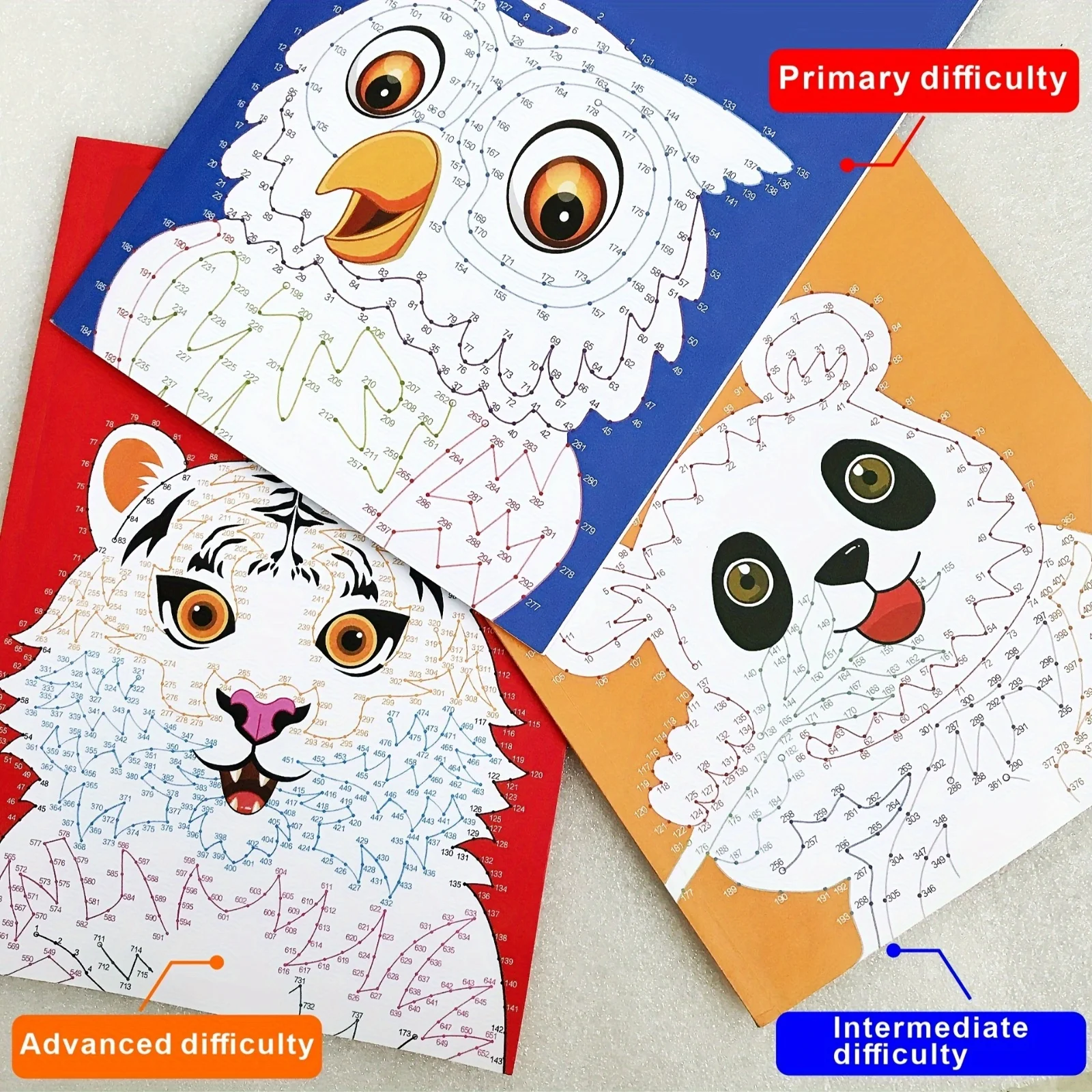 نسخة متقدمة من كتاب ألعاب متاهة الاتصال السحري مع 46 صفحة، تركز على تدريب الانتباه من خلال الرسم المنقط إلى نقطة.