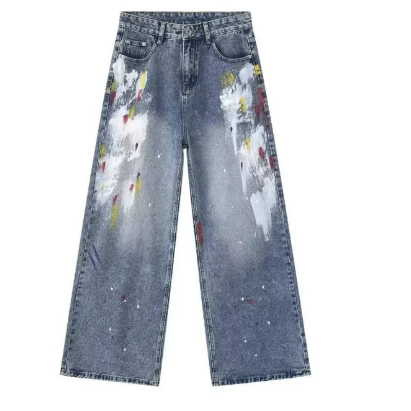 Calças jeans de perna larga estilo hip-hop com estampa de grafite e tinta, inspiradas nas ruas europeias e americanas.